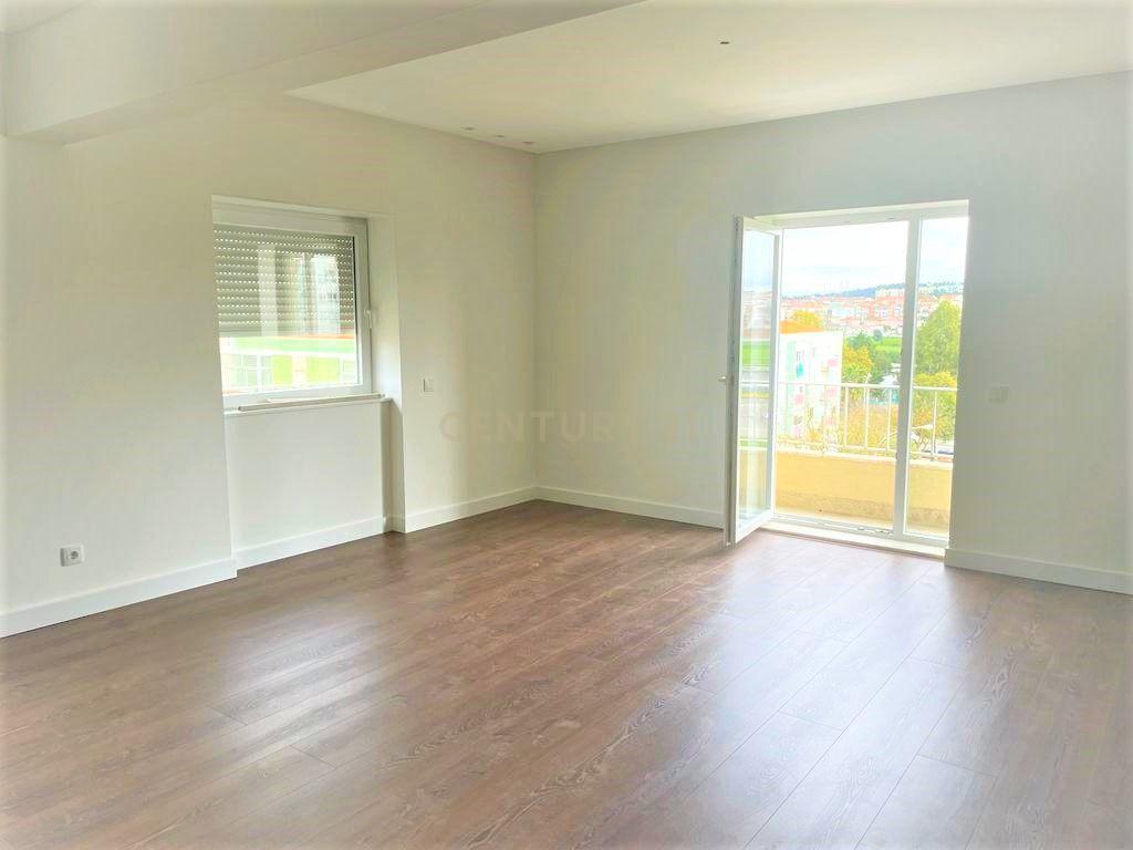 Apartamento T5 Totalmente Renovado no Bairro do Liceu - Image 4