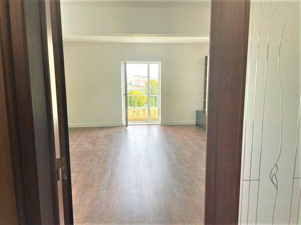 Apartamento T5 Totalmente Renovado no Bairro do Liceu - Image 5