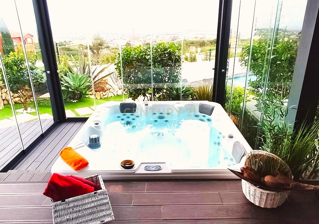 Moradia T3+2 | Sesimbra com Piscina, Jacuzzi, duas Pérgulas Bioclimáticas e muito mais. - Image 24