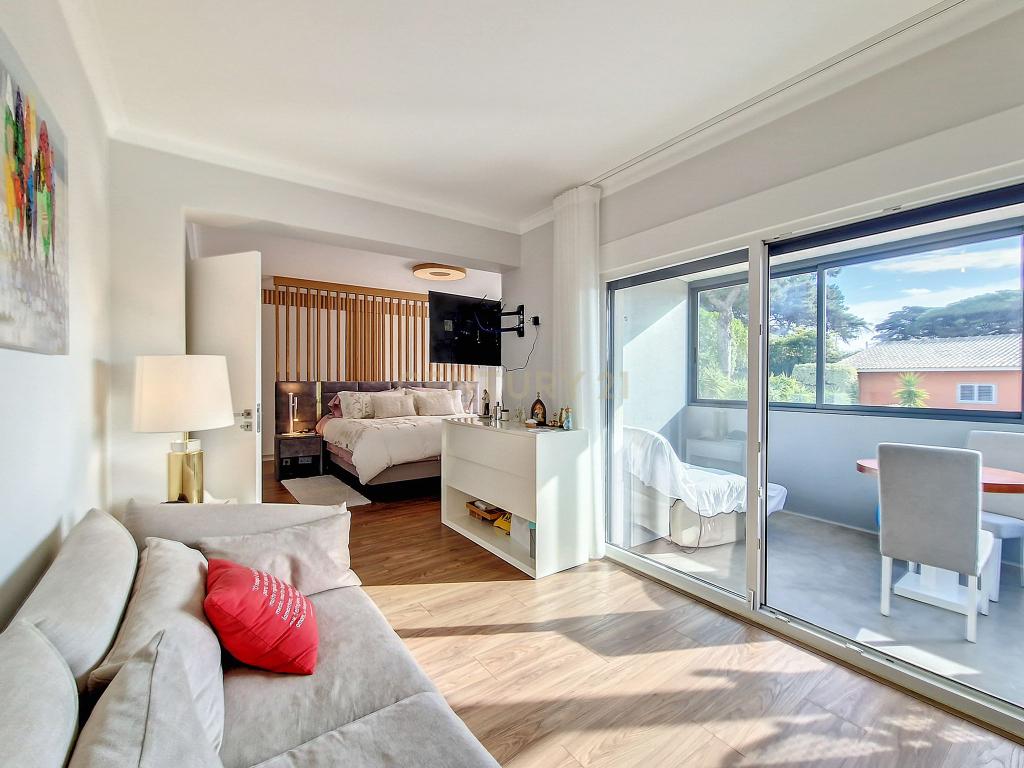 Casa de Luxo em Cascais: Desfrute da Vida em Alto Padrão com 5 Suítes e Piscina! - Image 4