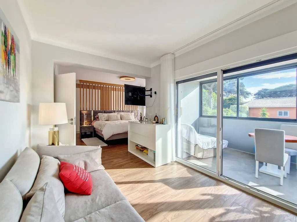 Casa de Luxo em Cascais: Desfrute da Vida em Alto Padrão com 5 Suítes e Piscina! - Image 4