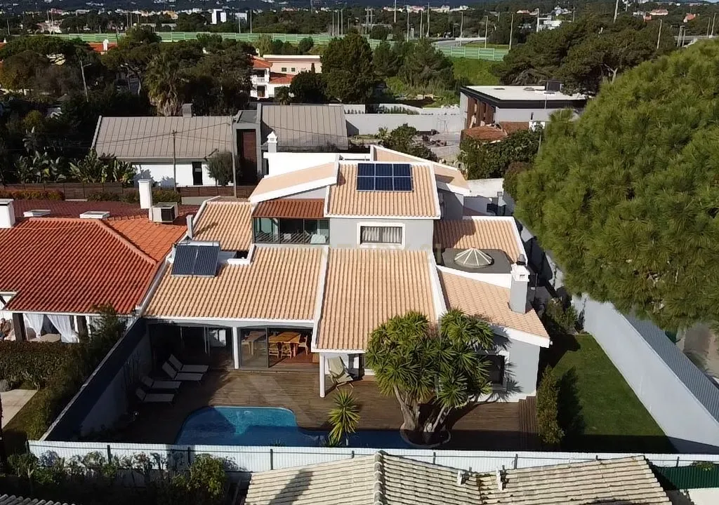 Casa de Luxo em Cascais: Desfrute da Vida em Alto Padrão com 5 Suítes e Piscina! - Image 16