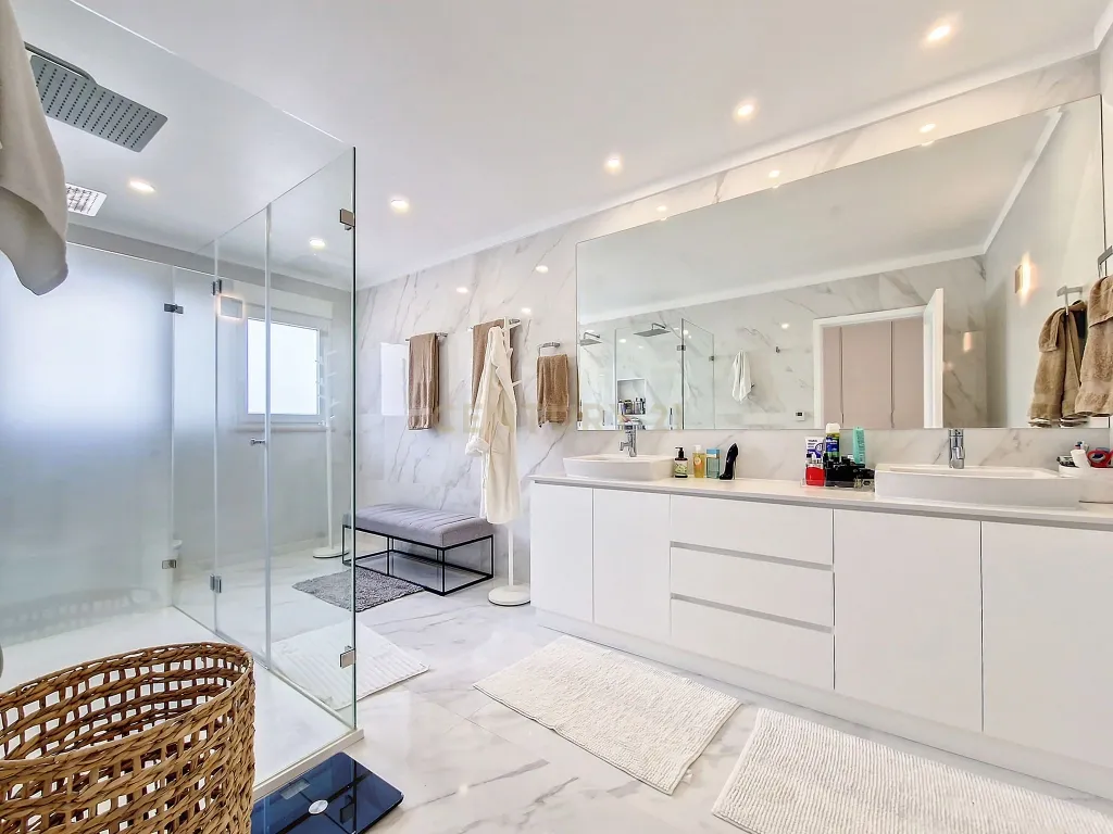 Casa de Luxo em Cascais: Desfrute da Vida em Alto Padrão com 5 Suítes e Piscina! - Image 18