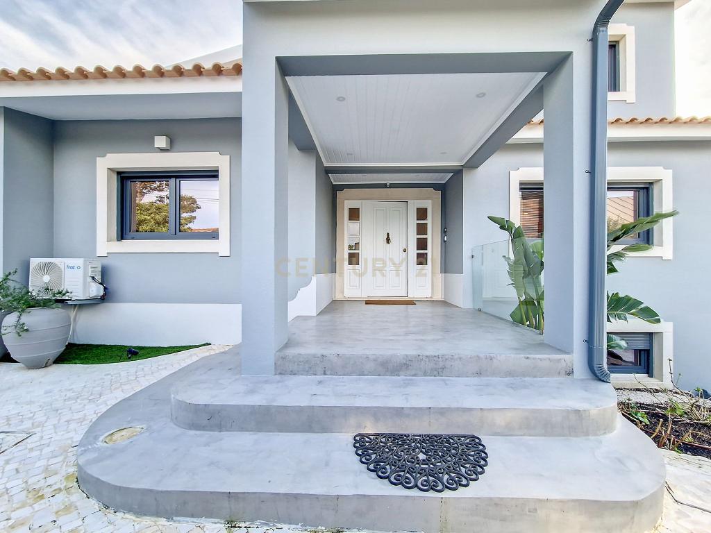 Casa de Luxo em Cascais: Desfrute da Vida em Alto Padrão com 5 Suítes e Piscina! - Image 2