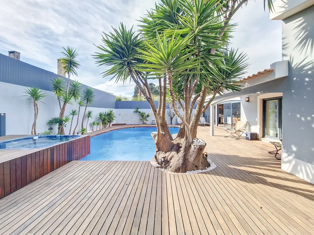 Casa de Luxo em Cascais: Desfrute da Vida em Alto Padrão com 5 Suítes e Piscina! - Image 22