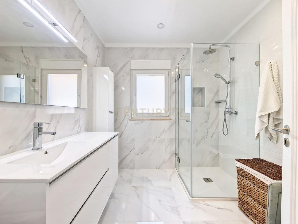 Casa de Luxo em Cascais: Desfrute da Vida em Alto Padrão com 5 Suítes e Piscina! - Image 17
