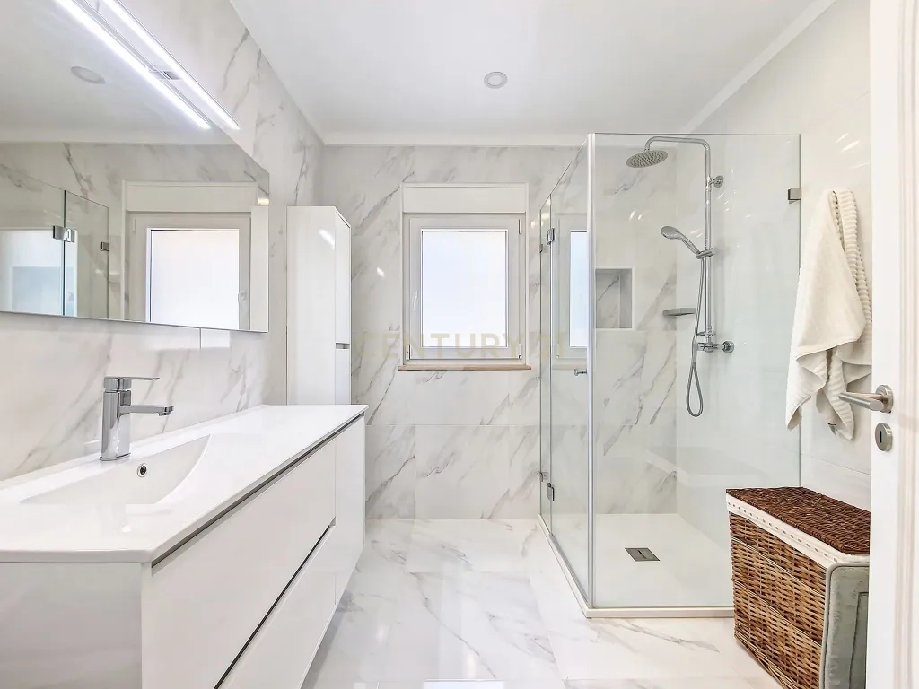 Casa de Luxo em Cascais: Desfrute da Vida em Alto Padrão com 5 Suítes e Piscina! - Image 17