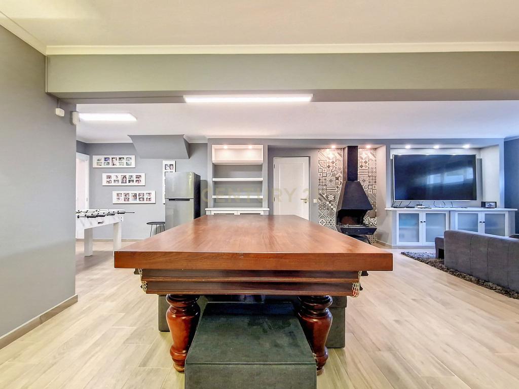 Casa de Luxo em Cascais: Desfrute da Vida em Alto Padrão com 5 Suítes e Piscina! - Image 19