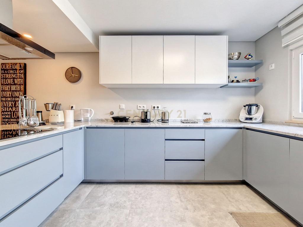 Casa de Luxo em Cascais: Desfrute da Vida em Alto Padrão com 5 Suítes e Piscina! - Image 15