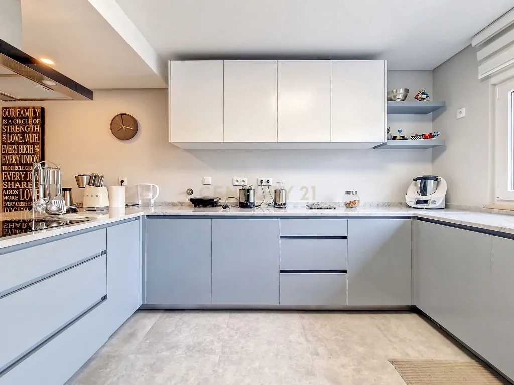 Casa de Luxo em Cascais: Desfrute da Vida em Alto Padrão com 5 Suítes e Piscina! - Image 15
