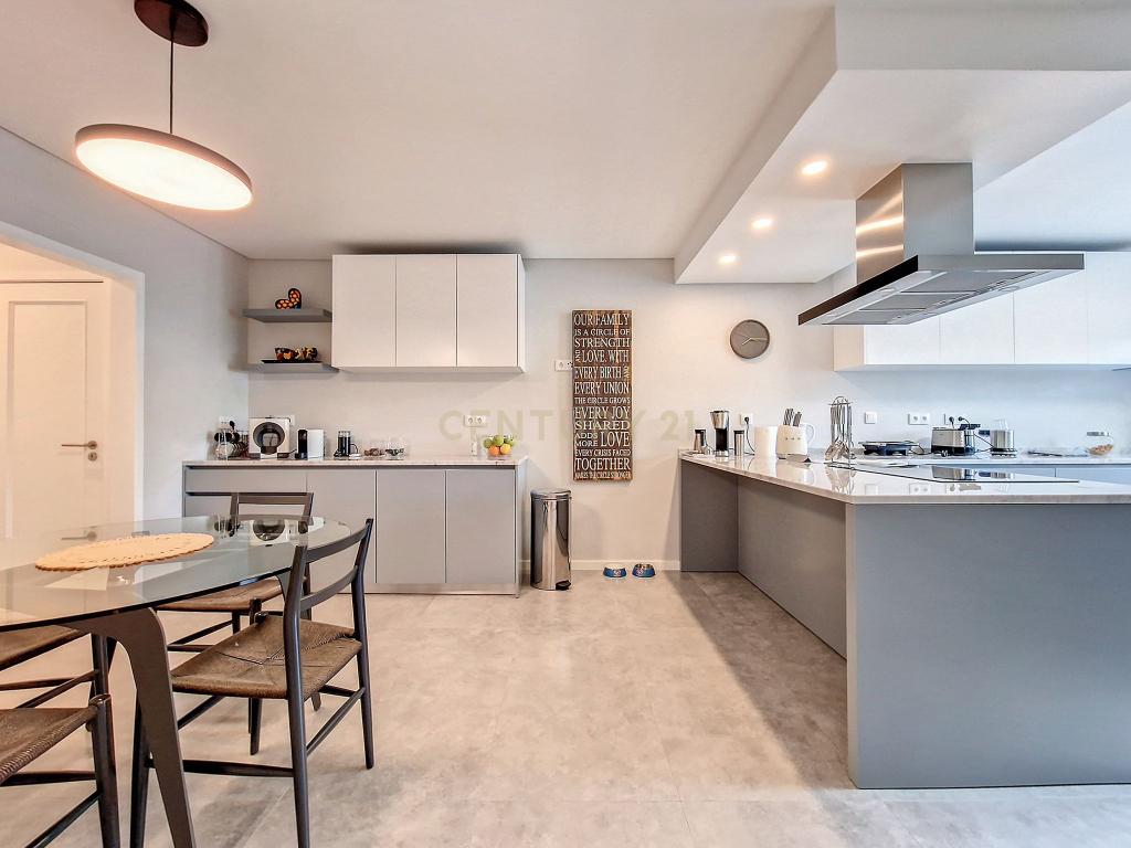 Casa de Luxo em Cascais: Desfrute da Vida em Alto Padrão com 5 Suítes e Piscina! - Image 12
