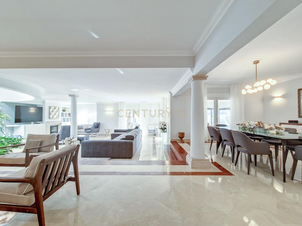 Casa de Luxo em Cascais: Desfrute da Vida em Alto Padrão com 5 Suítes e Piscina! - Image 5