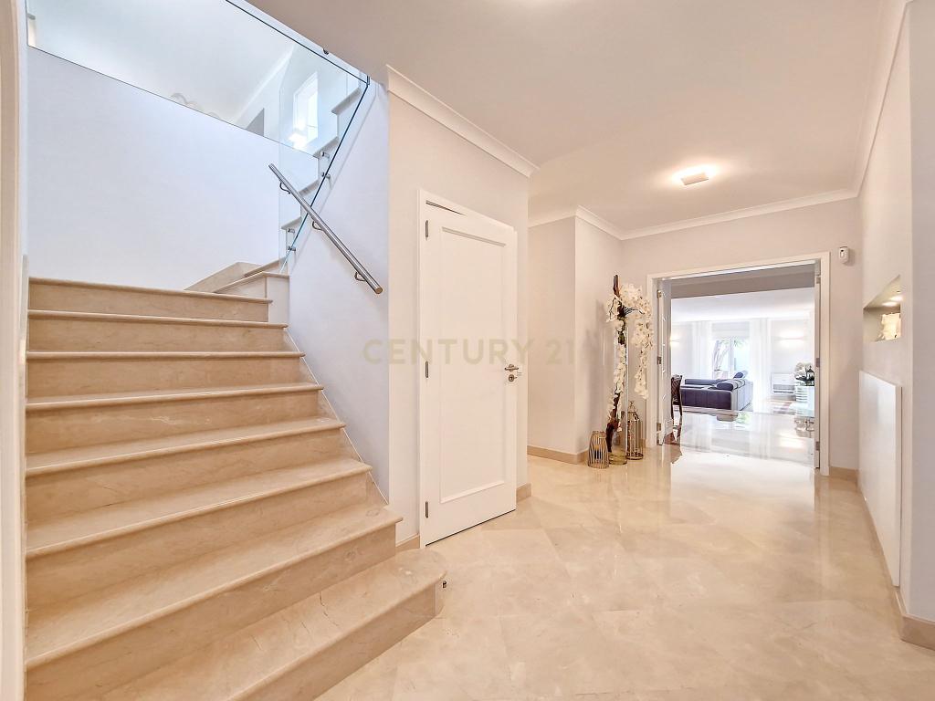 Casa de Luxo em Cascais: Desfrute da Vida em Alto Padrão com 5 Suítes e Piscina! - Image 11