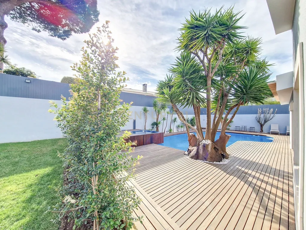 Casa de Luxo em Cascais: Desfrute da Vida em Alto Padrão com 5 Suítes e Piscina! - Image 6