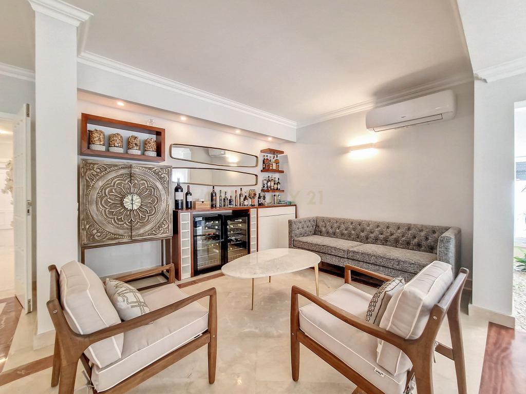 Casa de Luxo em Cascais: Desfrute da Vida em Alto Padrão com 5 Suítes e Piscina! - Image 3