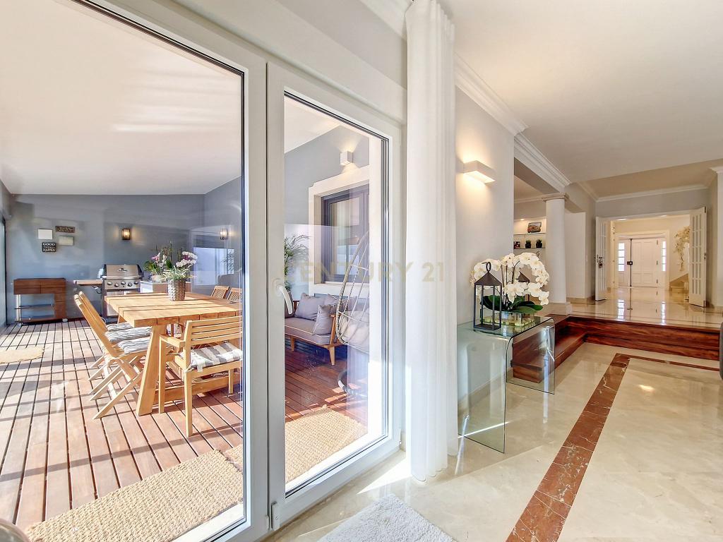 Casa de Luxo em Cascais: Desfrute da Vida em Alto Padrão com 5 Suítes e Piscina! - Image 9