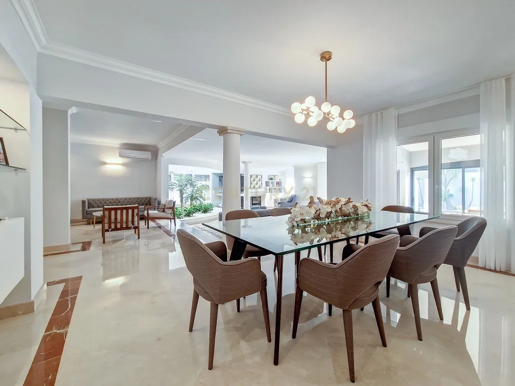 Casa de Luxo em Cascais: Desfrute da Vida em Alto Padrão com 5 Suítes e Piscina! - Image 8
