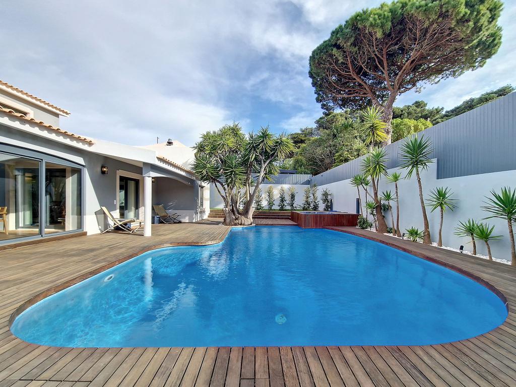 Casa de Luxo em Cascais: Desfrute da Vida em Alto Padrão com 5 Suítes e Piscina! - Image 1