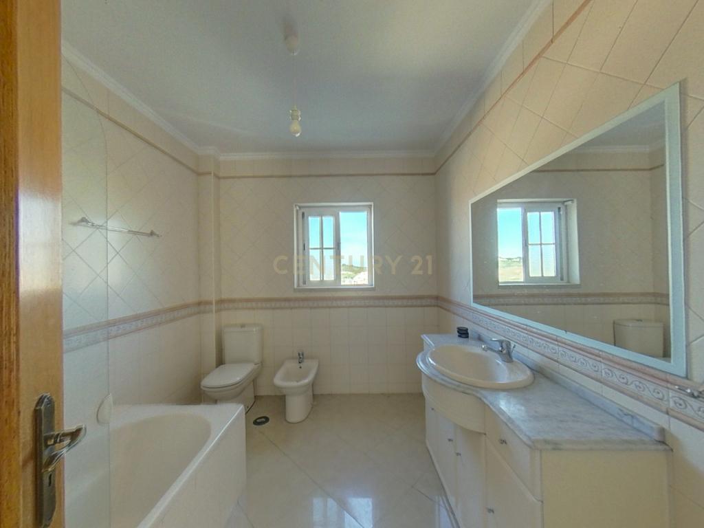 Arrendamento de Moradia T4 com piscina em Torres Vedras - Image 12