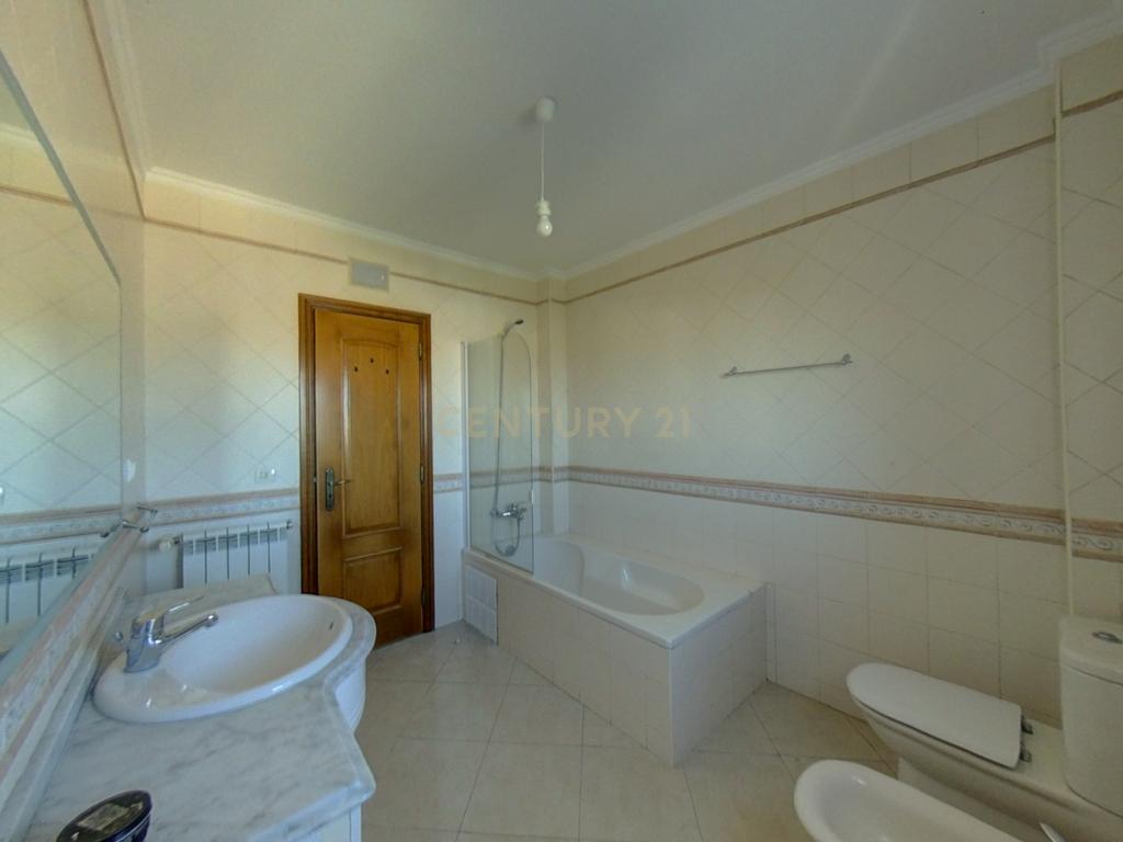 Arrendamento de Moradia T4 com piscina em Torres Vedras - Image 11