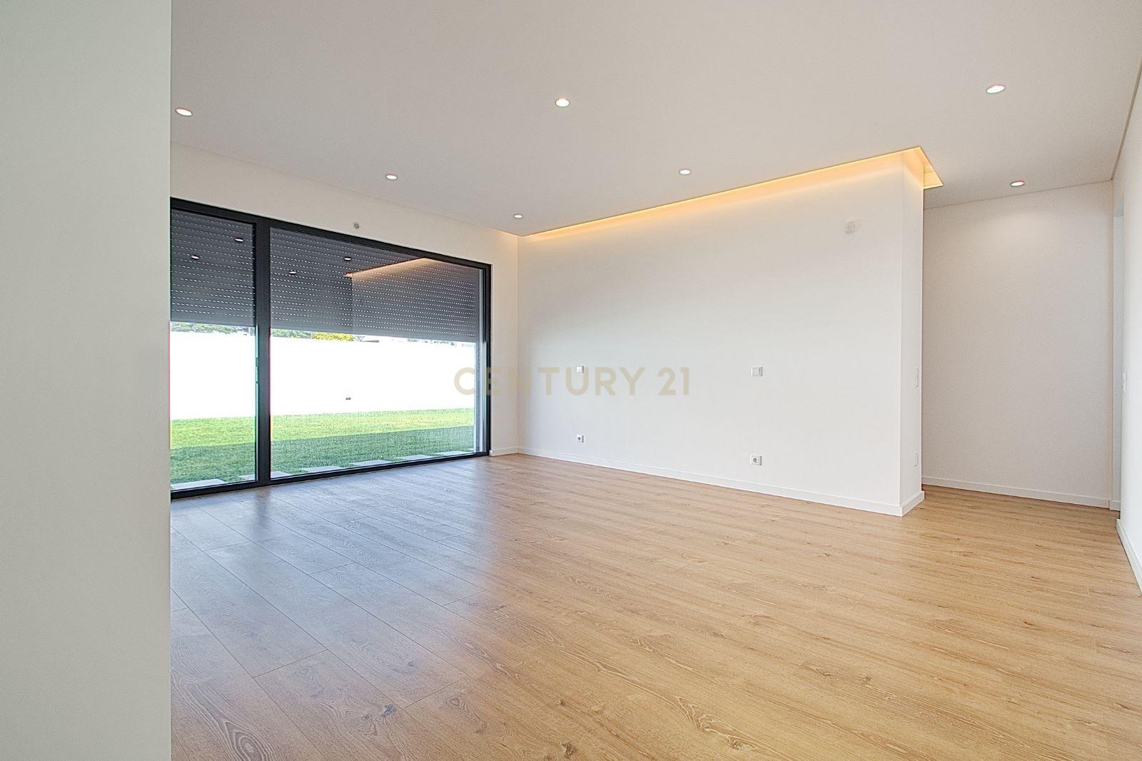 Viva o Luxo: Moradia Térrea de 5 Quartos com Piscina de Água Salgada e Acabamentos de Excelência na Verdizela - Image 19