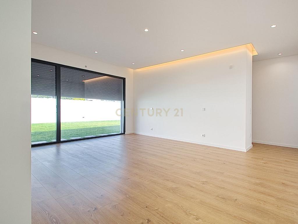 Viva o Luxo: Moradia Térrea de 5 Quartos com Piscina de Água Salgada e Acabamentos de Excelência na Verdizela - Image 19