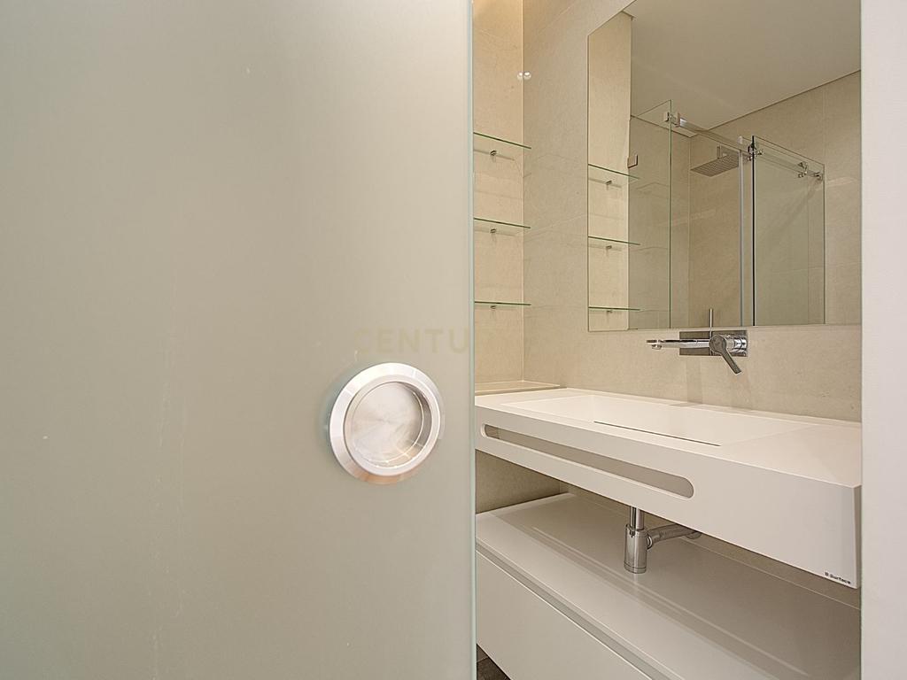 Viva o Luxo: Moradia Térrea de 5 Quartos com Piscina de Água Salgada e Acabamentos de Excelência na Verdizela - Image 12