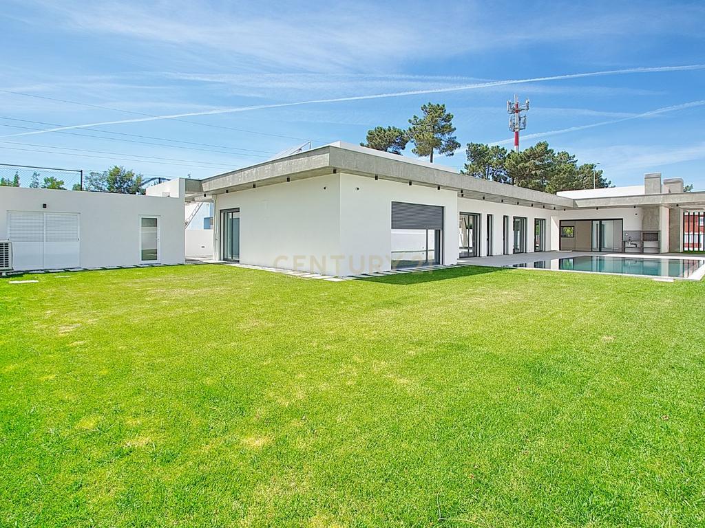 Viva o Luxo: Moradia Térrea de 5 Quartos com Piscina de Água Salgada e Acabamentos de Excelência na Verdizela - Image 5