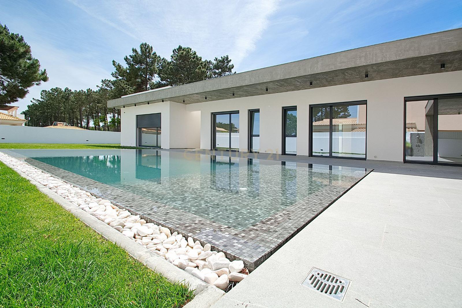 Viva o Luxo: Moradia Térrea de 5 Quartos com Piscina de Água Salgada e Acabamentos de Excelência na Verdizela - Image 2