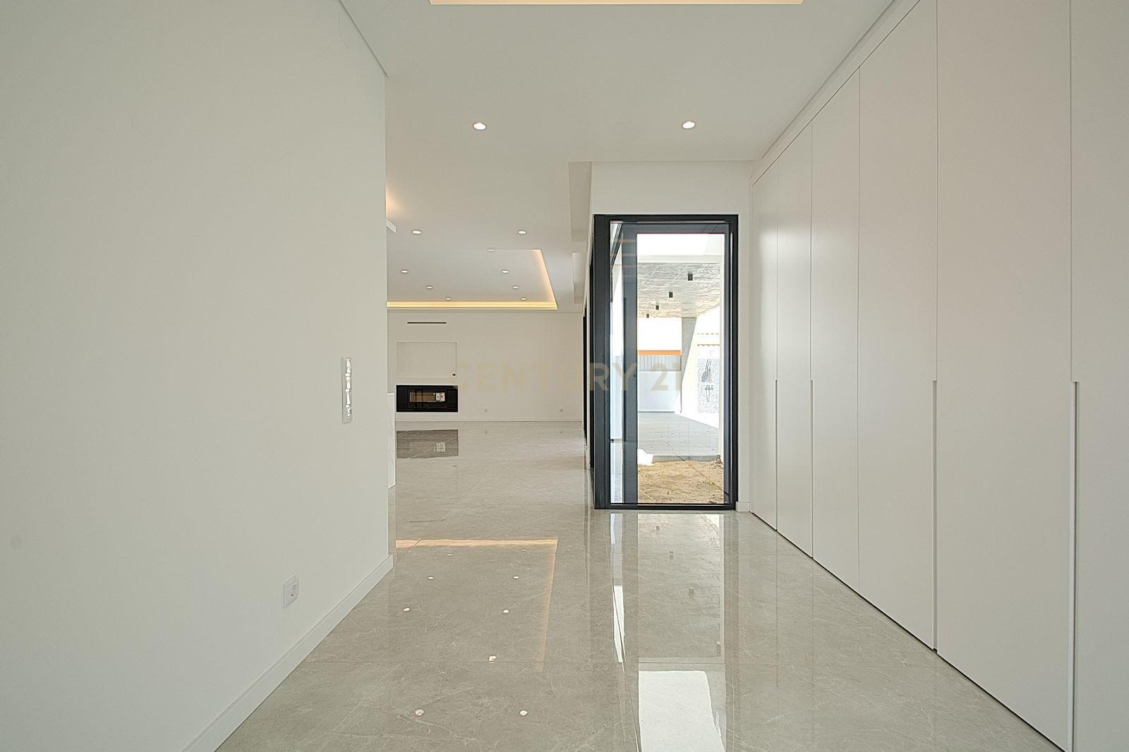 Viva o Luxo: Moradia Térrea de 5 Quartos com Piscina de Água Salgada e Acabamentos de Excelência na Verdizela - Image 13