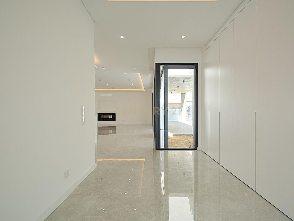 Viva o Luxo: Moradia Térrea de 5 Quartos com Piscina de Água Salgada e Acabamentos de Excelência na Verdizela - Image 13