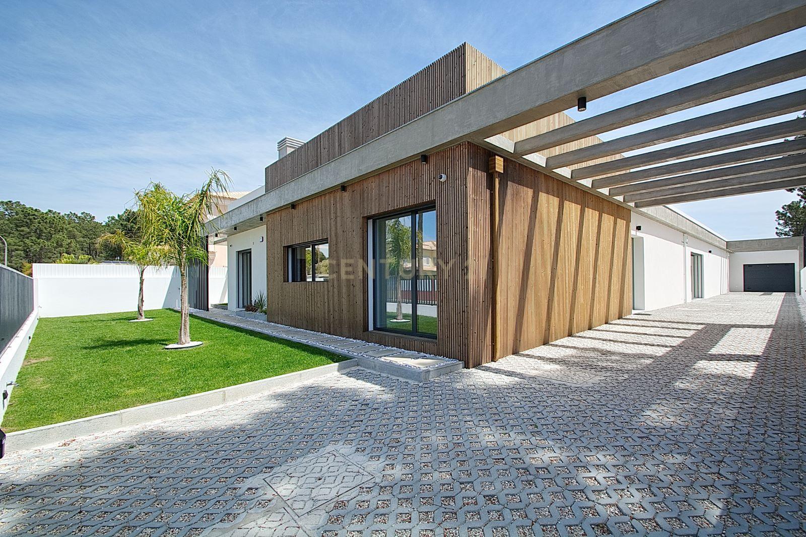 Viva o Luxo: Moradia Térrea de 5 Quartos com Piscina de Água Salgada e Acabamentos de Excelência na Verdizela - Image 1