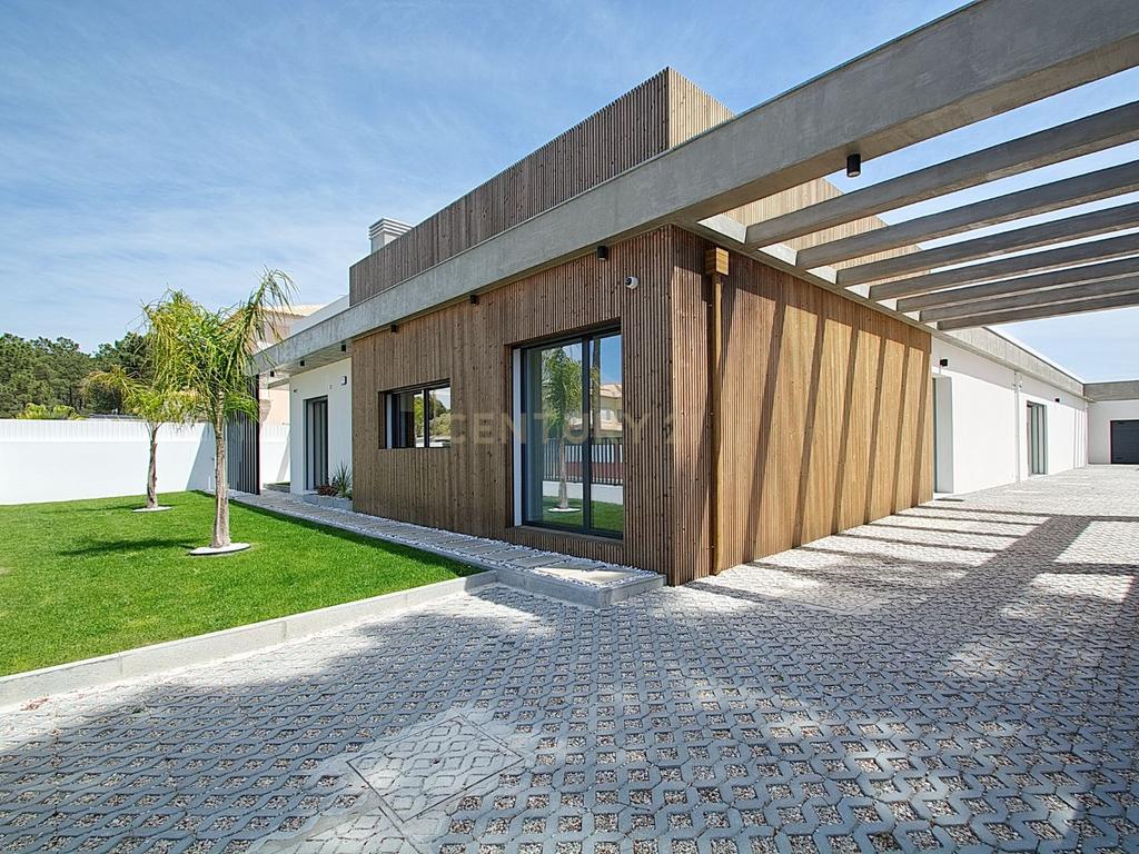 Viva o Luxo: Moradia Térrea de 5 Quartos com Piscina de Água Salgada e Acabamentos de Excelência na Verdizela - Image 1