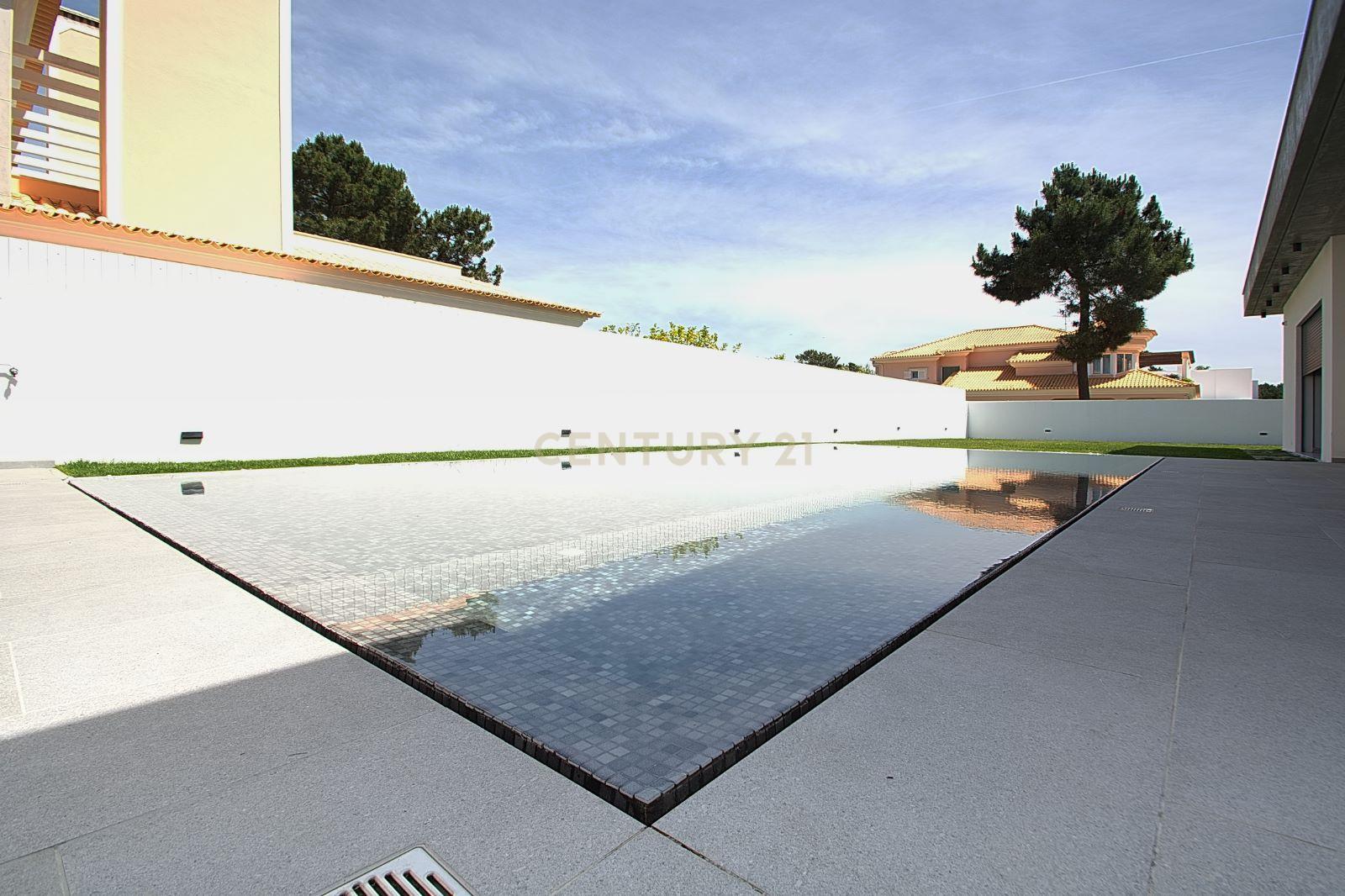 Viva o Luxo: Moradia Térrea de 5 Quartos com Piscina de Água Salgada e Acabamentos de Excelência na Verdizela - Image 17