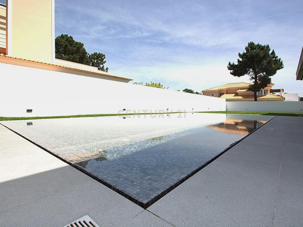 Viva o Luxo: Moradia Térrea de 5 Quartos com Piscina de Água Salgada e Acabamentos de Excelência na Verdizela - Image 17