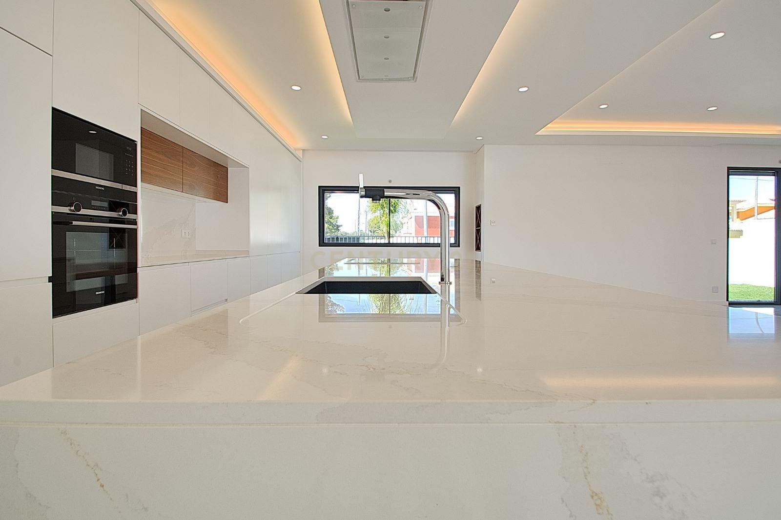 Viva o Luxo: Moradia Térrea de 5 Quartos com Piscina de Água Salgada e Acabamentos de Excelência na Verdizela - Image 11