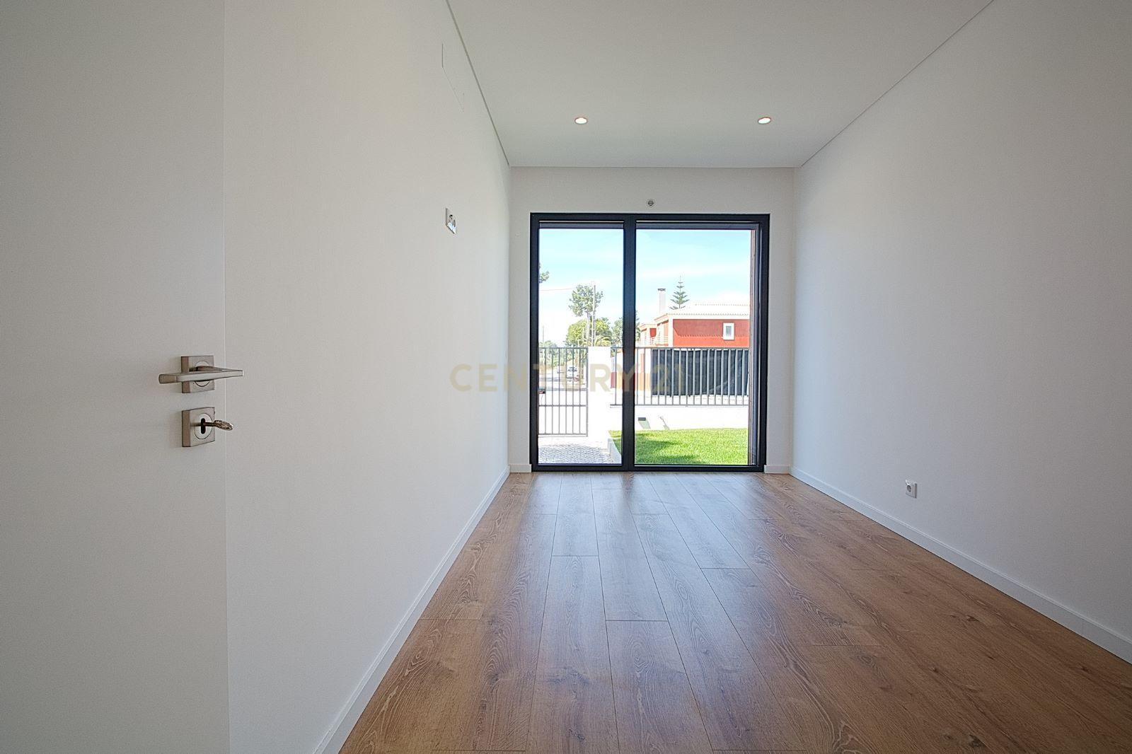 Viva o Luxo: Moradia Térrea de 5 Quartos com Piscina de Água Salgada e Acabamentos de Excelência na Verdizela - Image 20