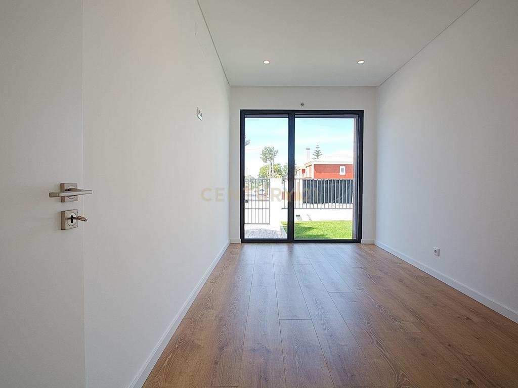 Viva o Luxo: Moradia Térrea de 5 Quartos com Piscina de Água Salgada e Acabamentos de Excelência na Verdizela - Image 20