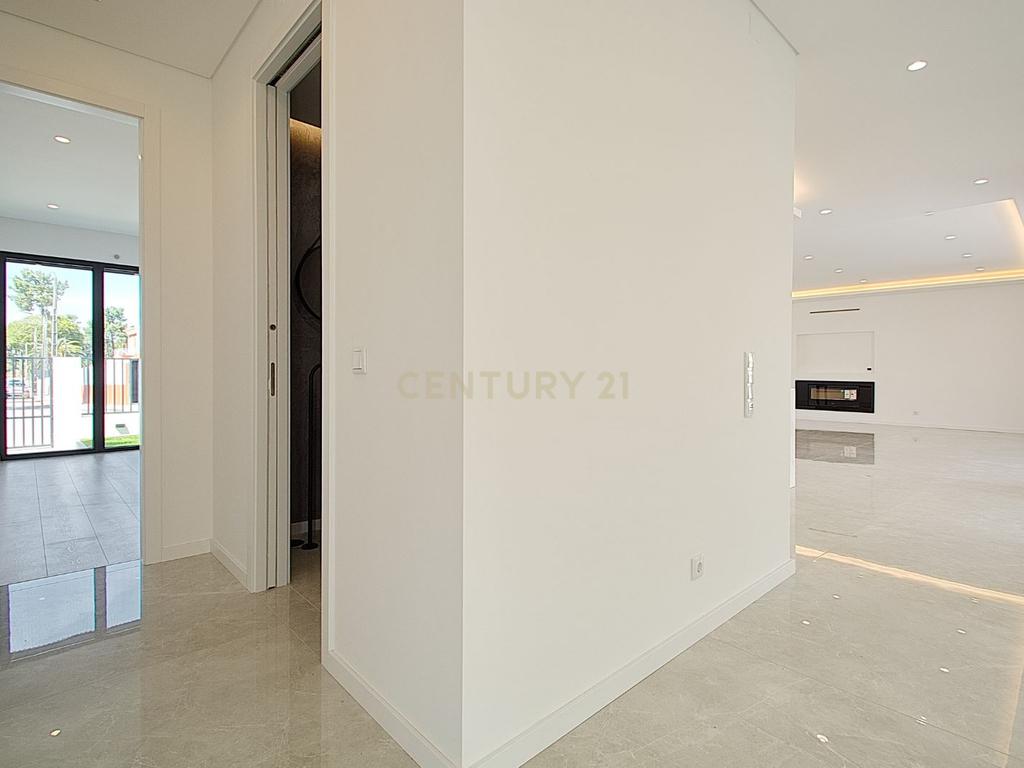 Viva o Luxo: Moradia Térrea de 5 Quartos com Piscina de Água Salgada e Acabamentos de Excelência na Verdizela - Image 15