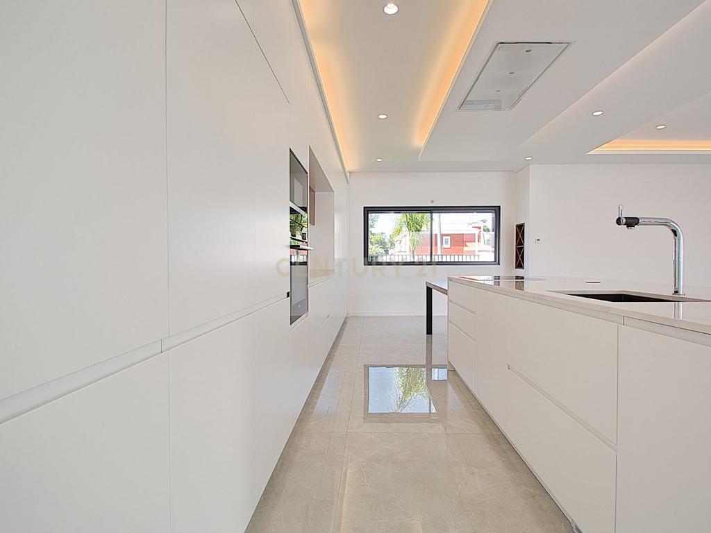 Viva o Luxo: Moradia Térrea de 5 Quartos com Piscina de Água Salgada e Acabamentos de Excelência na Verdizela - Image 10