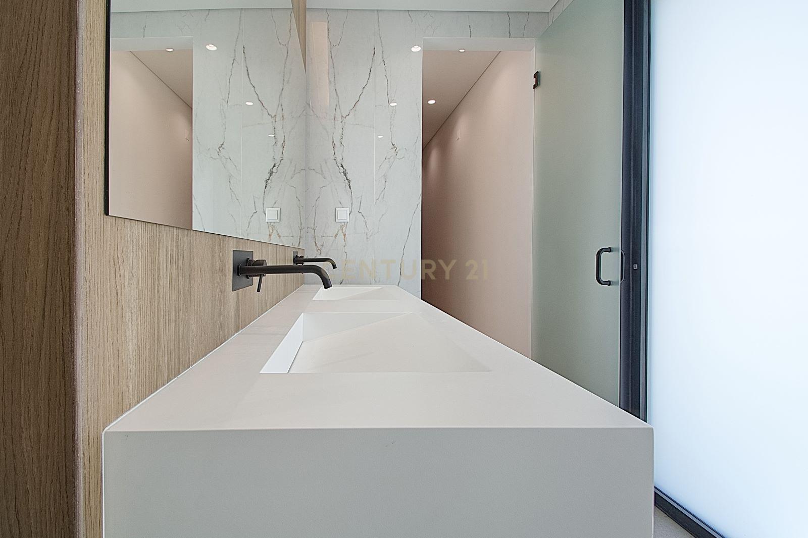 Viva o Luxo: Moradia Térrea de 5 Quartos com Piscina de Água Salgada e Acabamentos de Excelência na Verdizela - Image 22
