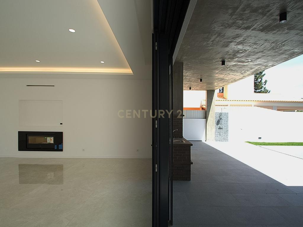 Viva o Luxo: Moradia Térrea de 5 Quartos com Piscina de Água Salgada e Acabamentos de Excelência na Verdizela - Image 24