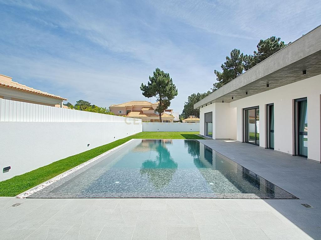 Viva o Luxo: Moradia Térrea de 5 Quartos com Piscina de Água Salgada e Acabamentos de Excelência na Verdizela - Image 3
