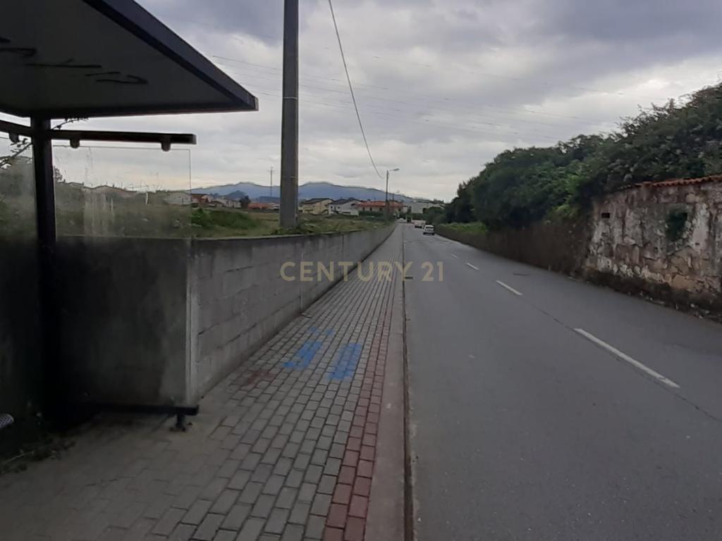 Terreno para construção industrial em zona central de Arcozelo - Image 1