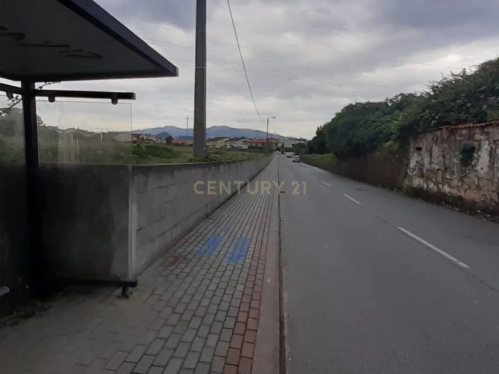 Terreno para construção industrial em zona central de Arcozelo - Image 1