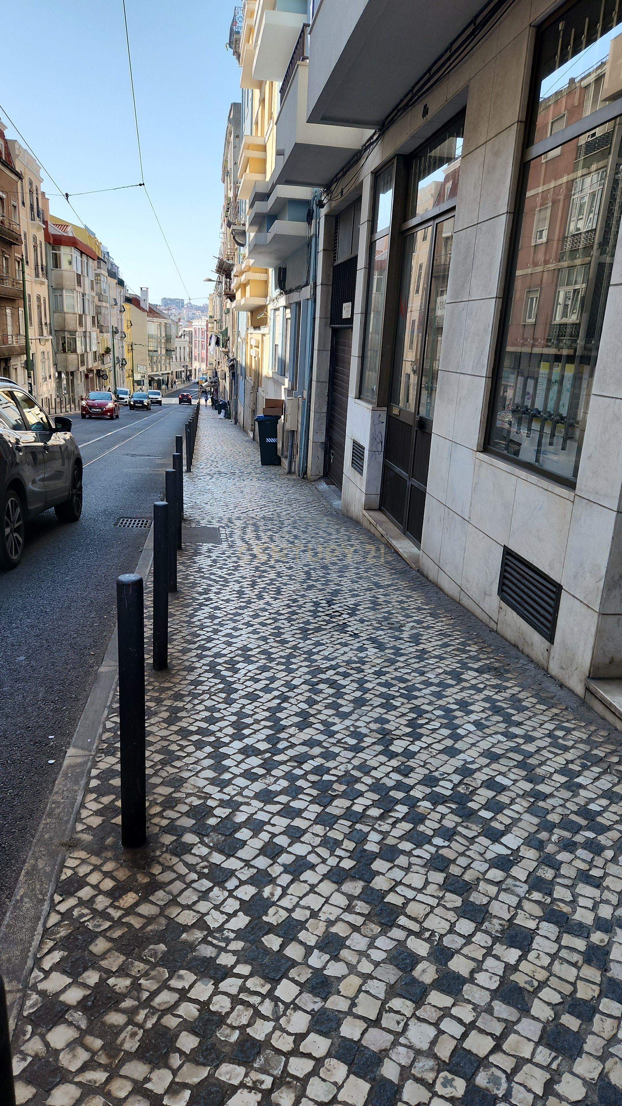 Loja em Lisboa com Acessibilidade e Garagem - 219.5m² - Image 1