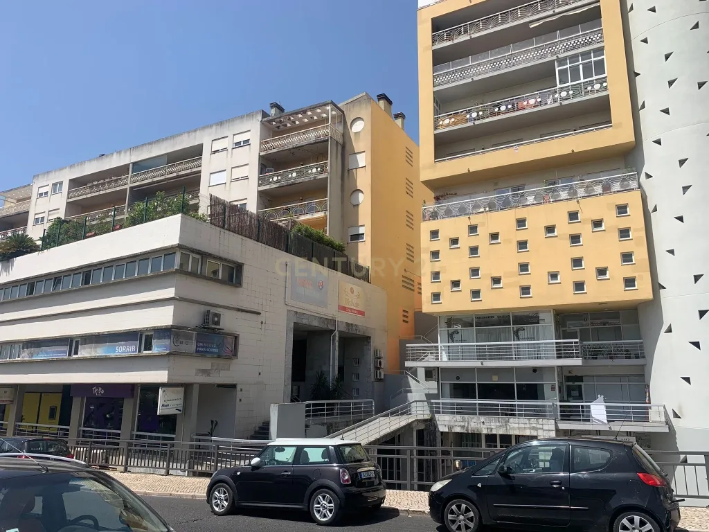 Oportunidade de Investimento: Loja Espaçosa e com Rentabilidade em Algés. - Image 18
