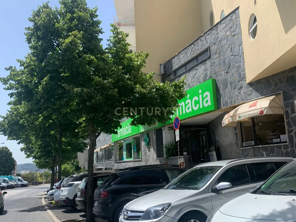 Oportunidade de Investimento: Loja Espaçosa e com Rentabilidade em Algés. - Image 24
