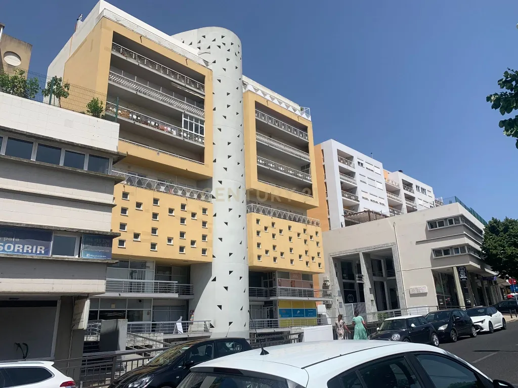 Oportunidade de Investimento: Loja Espaçosa e com Rentabilidade em Algés. - Image 13