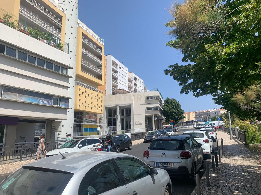 Oportunidade de Investimento: Loja Espaçosa e com Rentabilidade em Algés. - Image 27